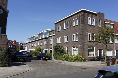 914125 Gezicht in de Cornelis Drebbelstraat te Utrecht, vanaf de Pieter Nieuwlandstraat.